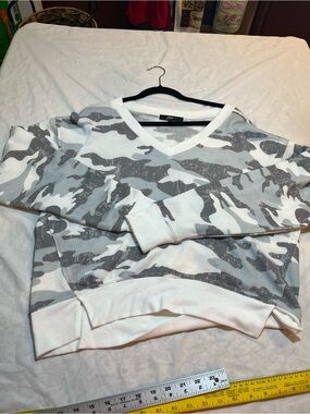 Jupee women’s Gray & White Camo V‑Neck SweaterL/XL